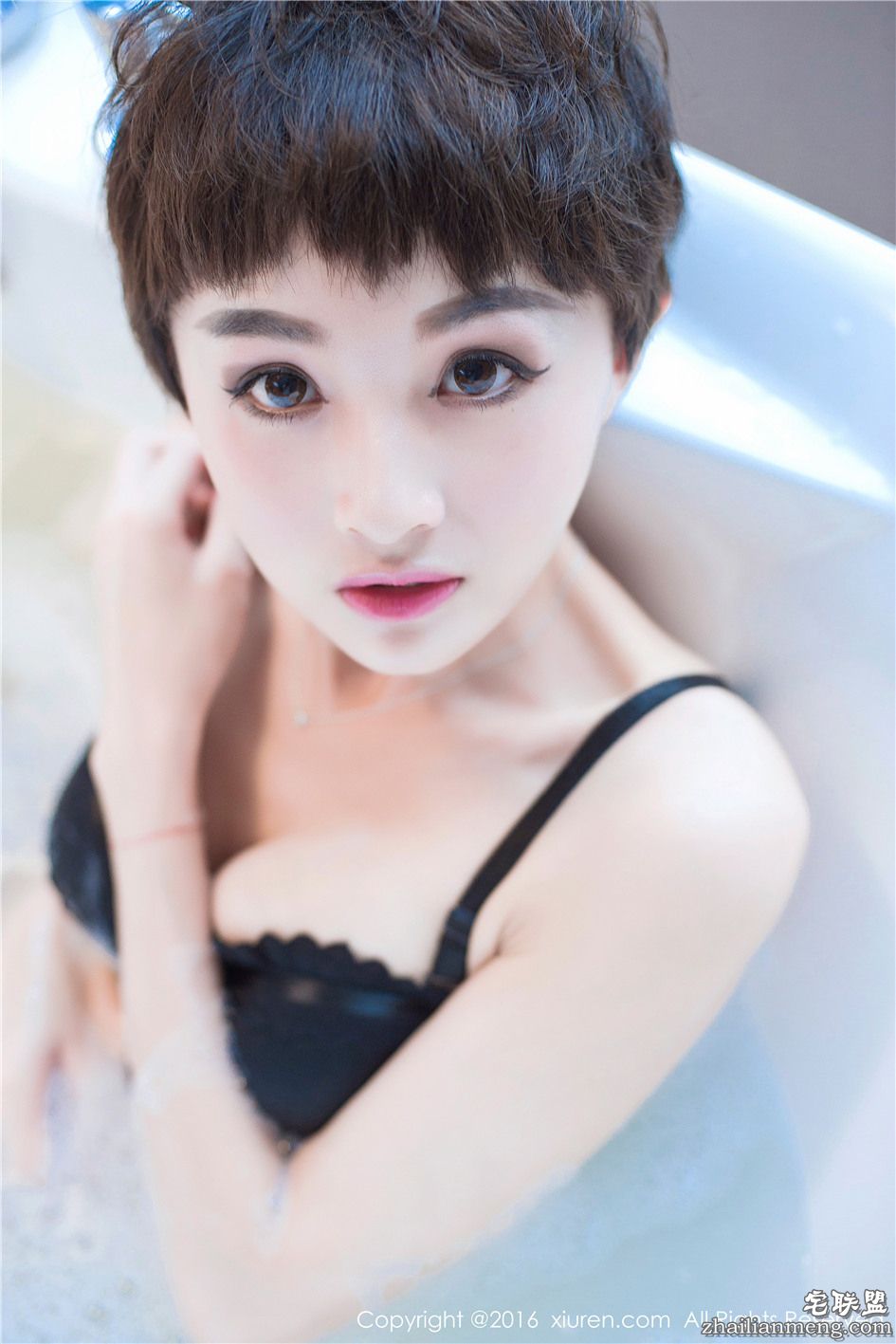 [秀人网] 时尚干练短发女baby_kiki湿身浴室照 第593期第3张