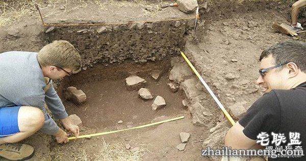 男子花光积蓄买地:竟意外发现中世纪古城