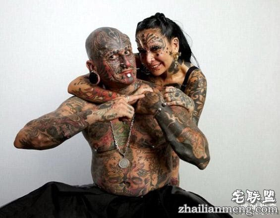夫妻热衷“改造自己身体”,纹身、钻孔、移植...