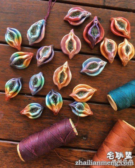 嫩肉感「阴道坠饰」惹议!艺术家不畏抨击呼吁:正视身体