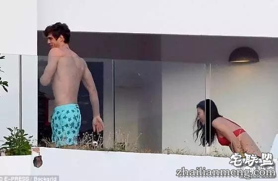 邓文迪又交新男友,比他妈还大三岁,实力撩汉,绝了!