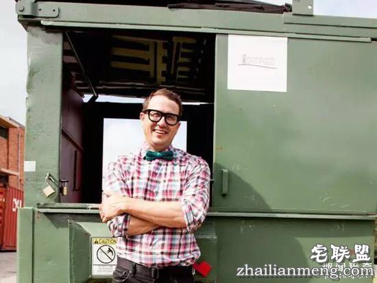 这个在垃圾车里住了一年的教授,做了个移动房子