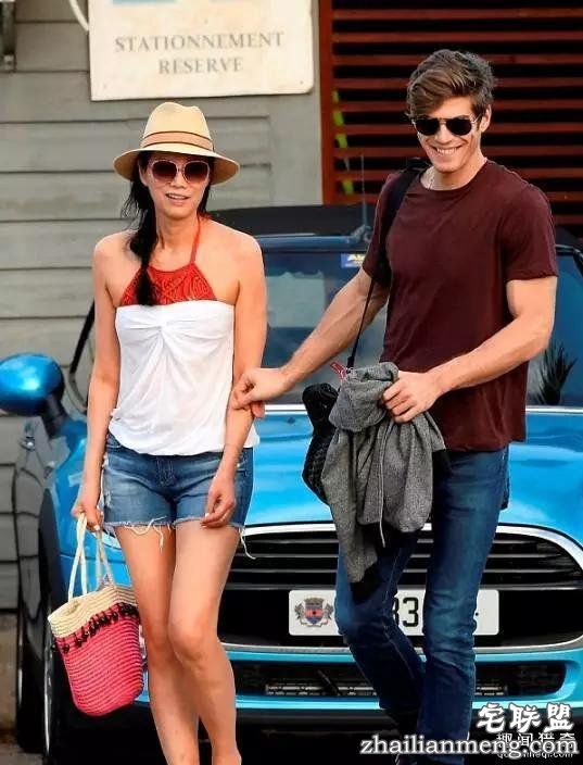 邓文迪又交新男友,比他妈还大三岁,实力撩汉,绝了!