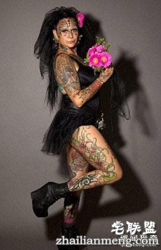 夫妻热衷“改造自己身体”,纹身、钻孔、移植...