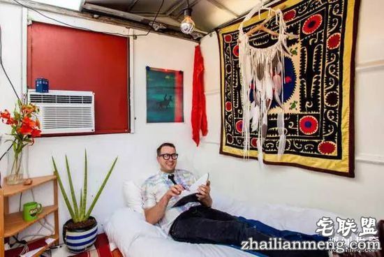 这个在垃圾车里住了一年的教授,做了个移动房子