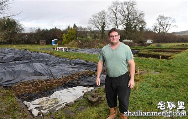 男子花光积蓄买地:竟意外发现中世纪古城