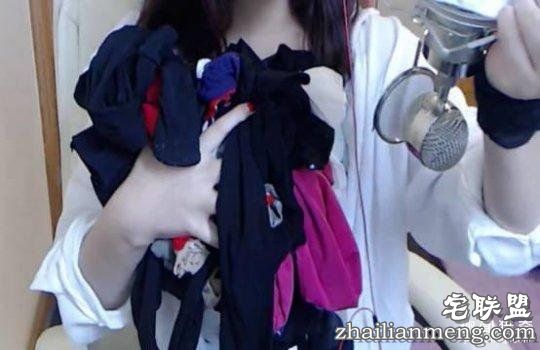 女主播直播卖丝袜,竟然还现场试穿,每条穿过后再卖