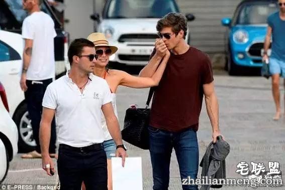 邓文迪又交新男友,比他妈还大三岁,实力撩汉,绝了!