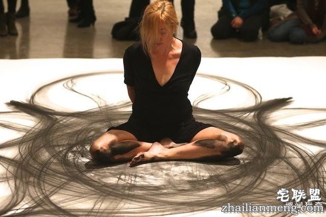 用身体作画的女艺术家,过程优雅得像一段舞蹈
