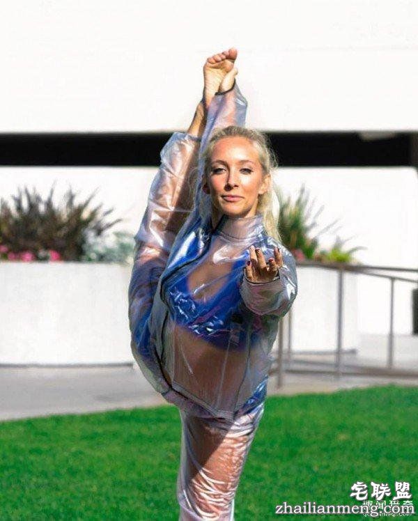 国外发明透明衣服走上街,冬天也能日光浴,保暖又透光