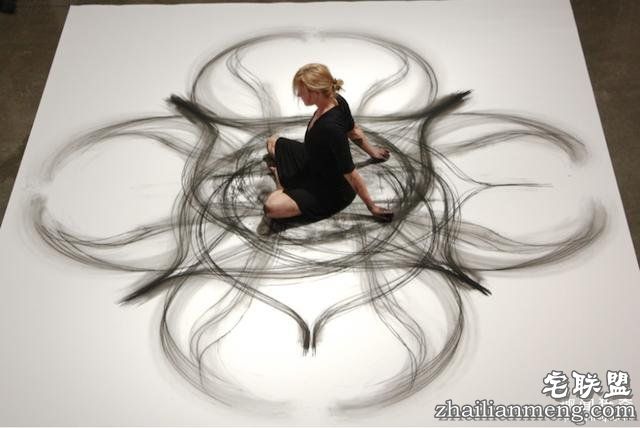 用身体作画的女艺术家,过程优雅得像一段舞蹈