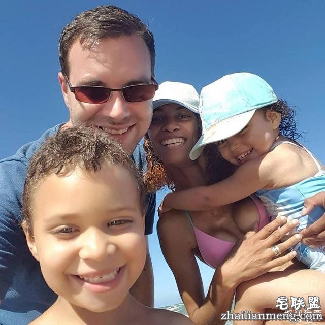 英国女子多年不孕,原来是双阴道双子宫,夫妻俩没找对地方