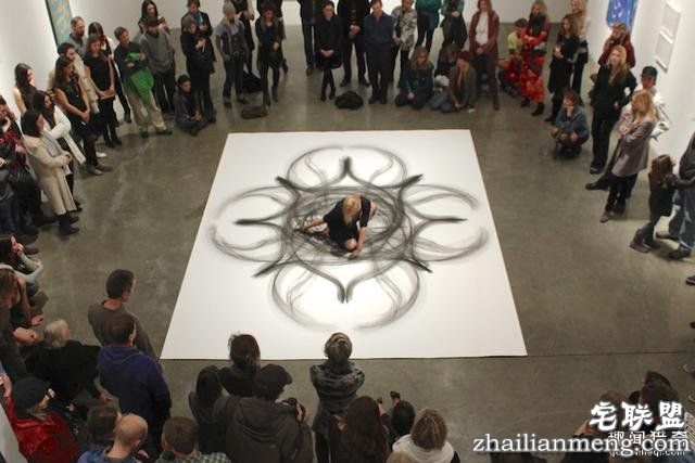 用身体作画的女艺术家,过程优雅得像一段舞蹈