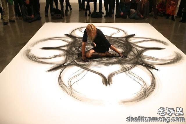 用身体作画的女艺术家,过程优雅得像一段舞蹈