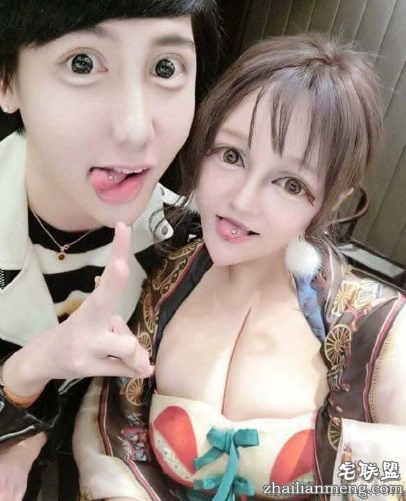 乳沟挤到脖子 蛇精女照片吓醒整形医生