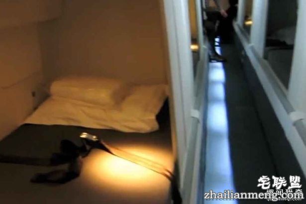 当你在飞机上悄悄睡着时,你知道空服员都「躲在哪裡」做些什么事情吗?