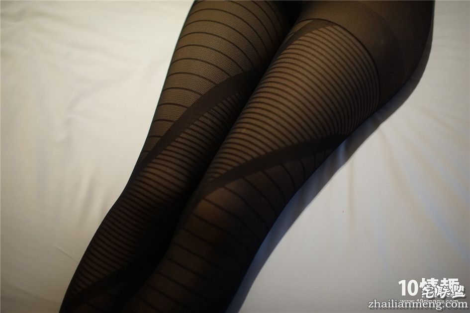 [ROSI写真] 黑丝美足美眉撩人床照私拍图第6张