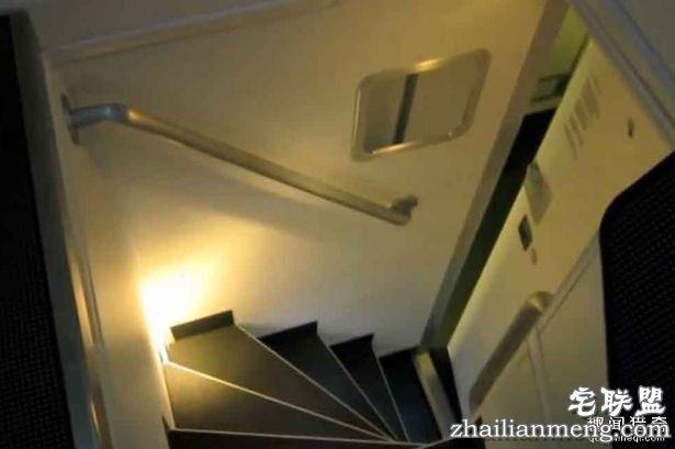 当你在飞机上悄悄睡着时,你知道空服员都「躲在哪裡」做些什么事情吗?