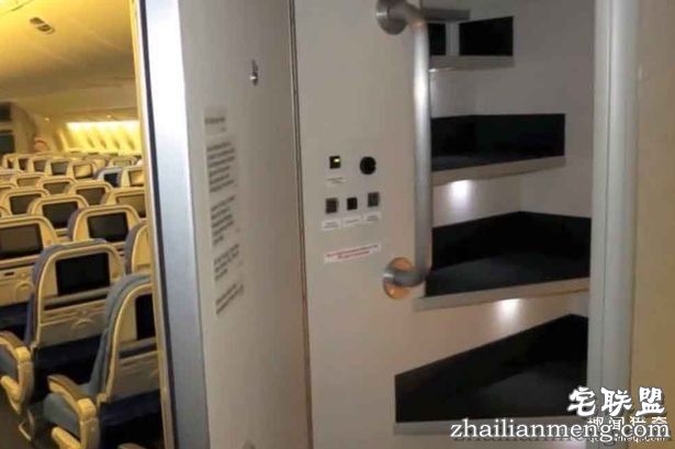 当你在飞机上悄悄睡着时,你知道空服员都「躲在哪裡」做些什么事情吗?