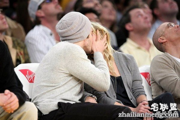 男友不肯当众亲吻 女子下一秒神逆转:网友笑喷