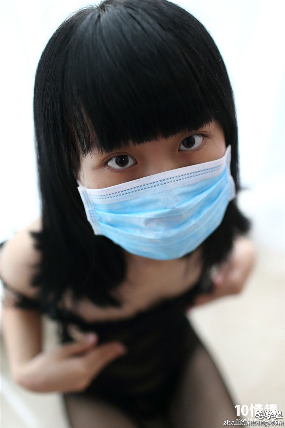 [ROSI写真] 齐刘海的口罩妹连体黑丝网袜写真第3张