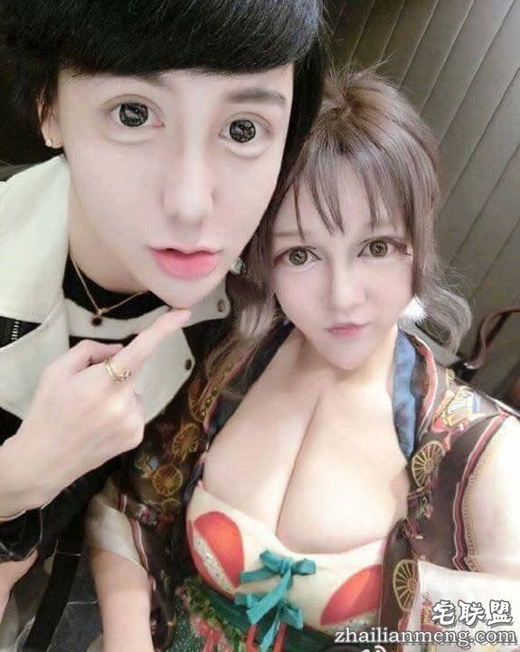 乳沟挤到脖子 蛇精女照片吓醒整形医生