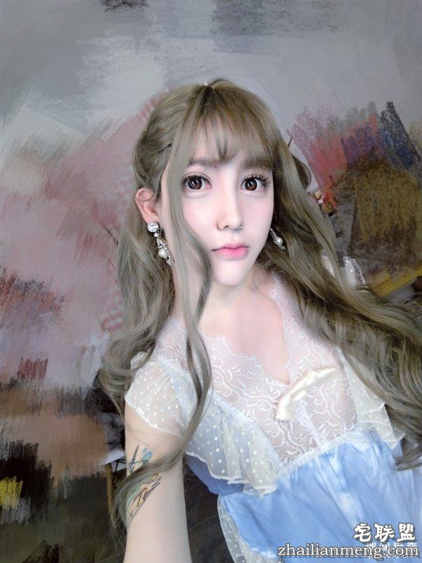 “蛇精男”变身芭比娃娃 网友:居然觉得有点美