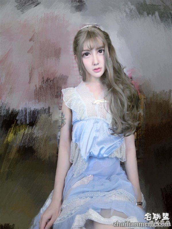 “蛇精男”变身芭比娃娃 网友:居然觉得有点美