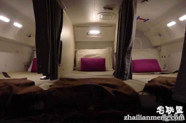 当你在飞机上悄悄睡着时,你知道空服员都「躲在哪裡」做些什么事情吗?