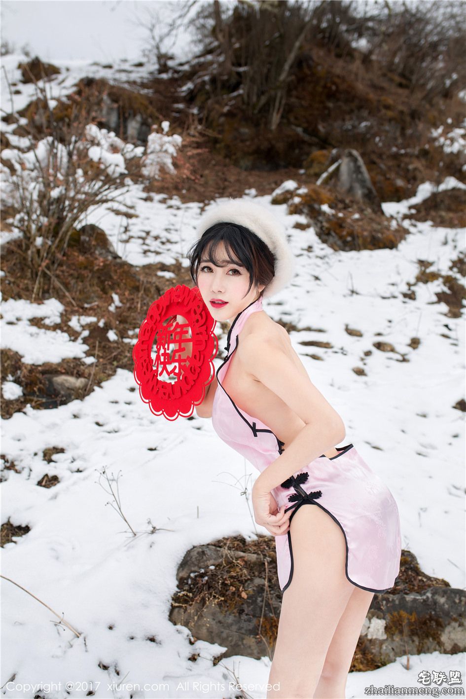 [秀人网] 雪山上的冻美人兜豆靓Youlina超短旗袍写真 第622期第2张