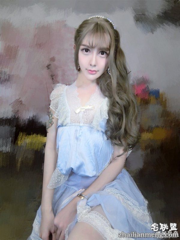 “蛇精男”变身芭比娃娃 网友:居然觉得有点美