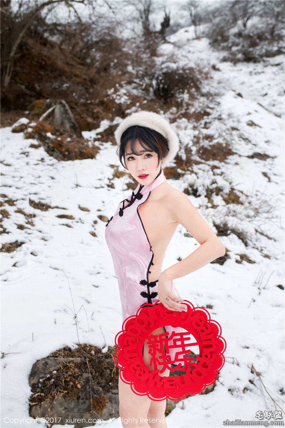 [秀人网] 雪山上的冻美人兜豆靓Youlina超短旗袍写真 第622期第3张