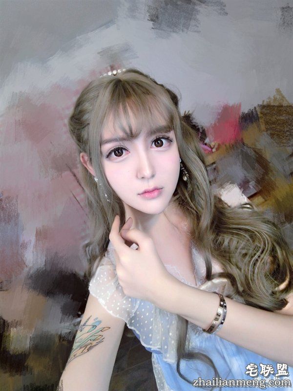 “蛇精男”变身芭比娃娃 网友:居然觉得有点美