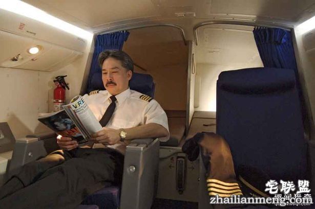 当你在飞机上悄悄睡着时,你知道空服员都「躲在哪裡」做些什么事情吗?