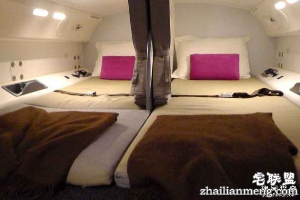 当你在飞机上悄悄睡着时,你知道空服员都「躲在哪裡」做些什么事情吗?