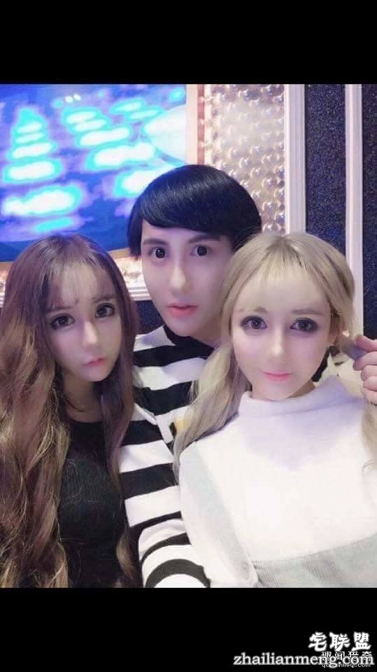 乳沟挤到脖子 蛇精女照片吓醒整形医生