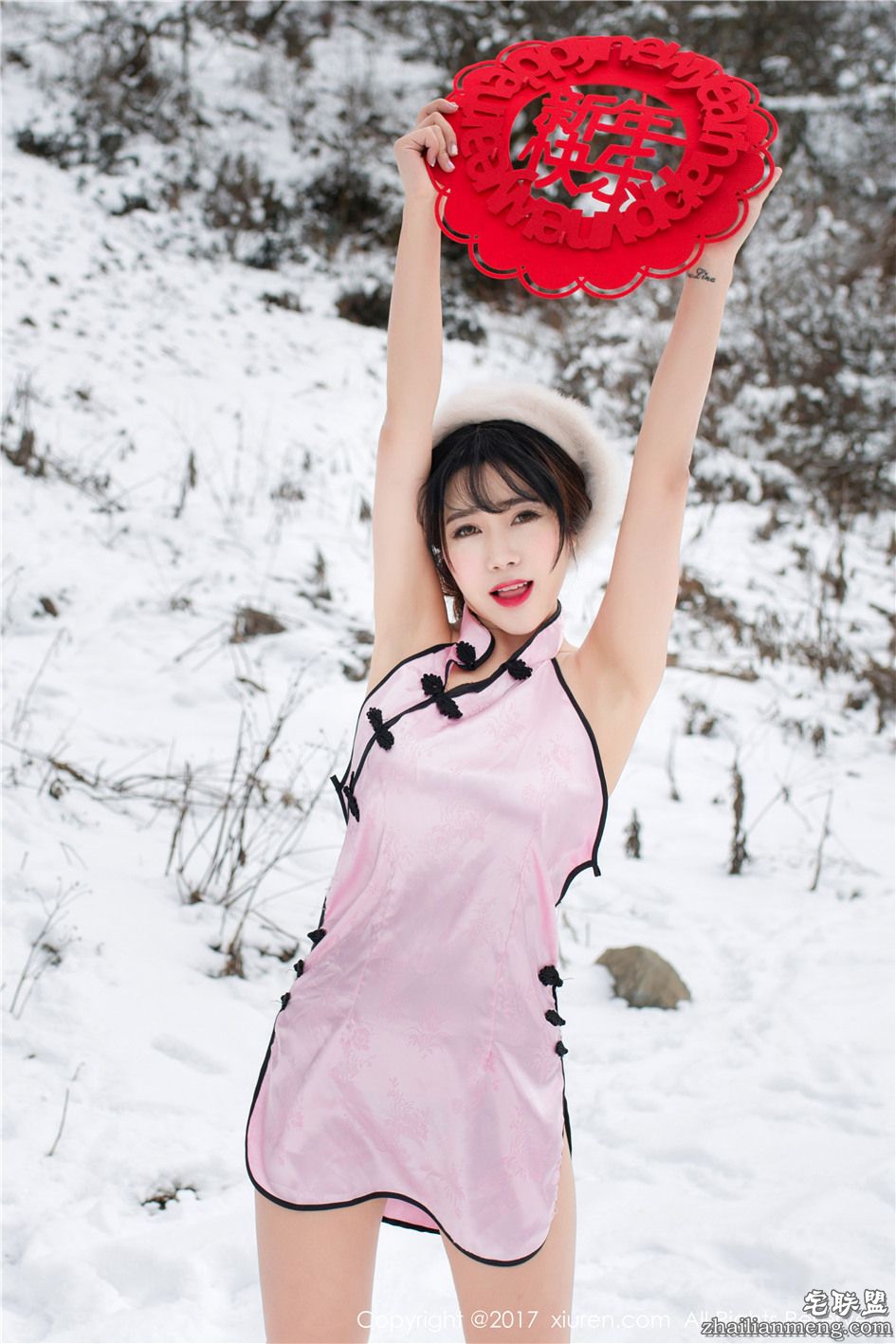 [秀人网] 雪山上的冻美人兜豆靓Youlina超短旗袍写真 第622期第7张