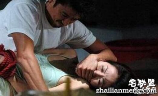 苦命女孩被迫行乞「遭强暴染爱滋」,假装爱上养父跟他上床「完成最狠报復」。