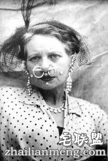 她压迫内脏挤出病态巴掌腰 只为满足老公特殊癖好