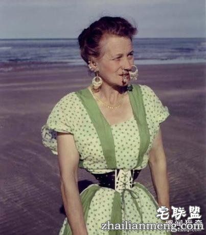 她压迫内脏挤出病态巴掌腰 只为满足老公特殊癖好