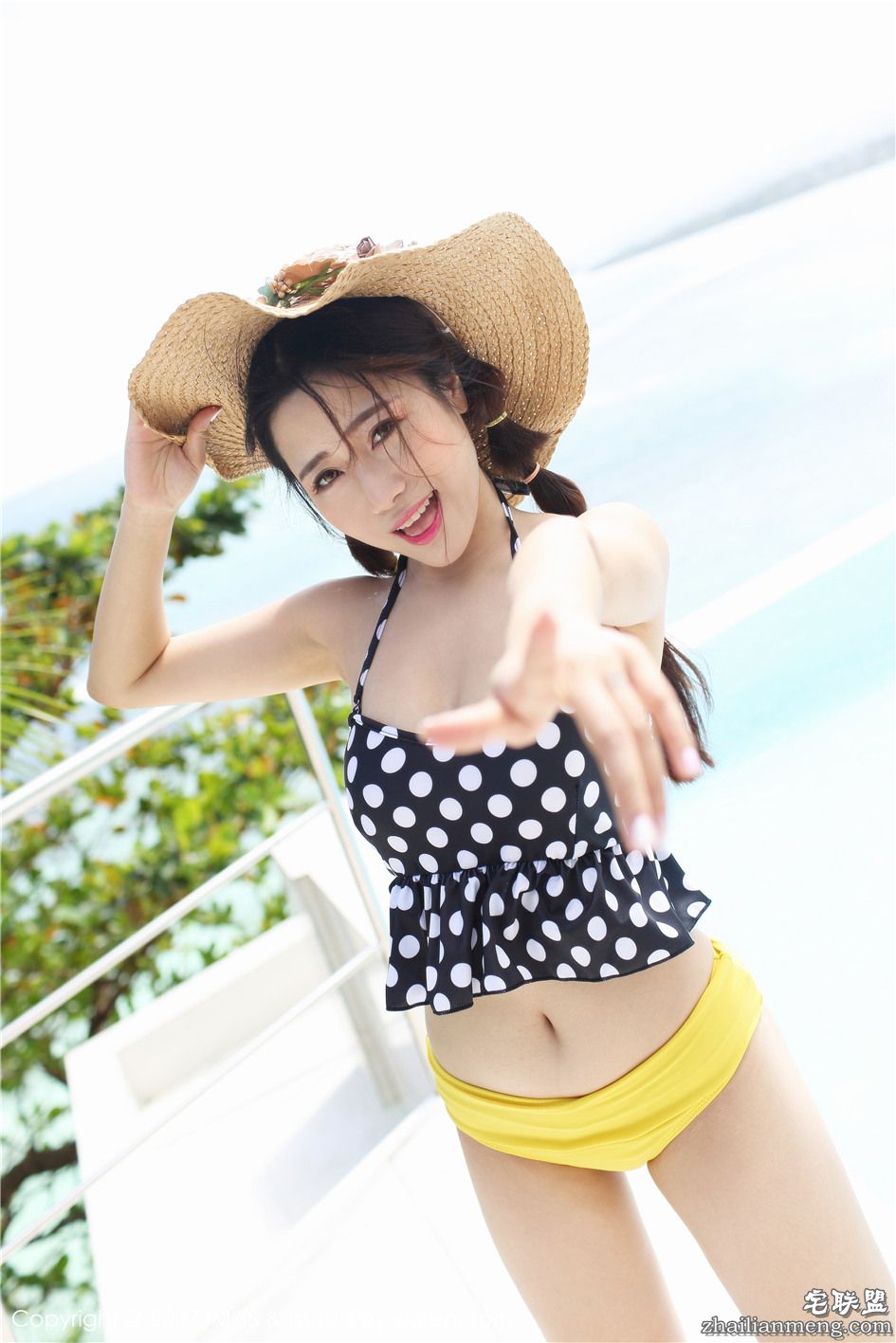 [爱蜜社] 俏皮美眉兜豆靓Youlina性感吊带露脐装旅拍写真 Vol.152第2张