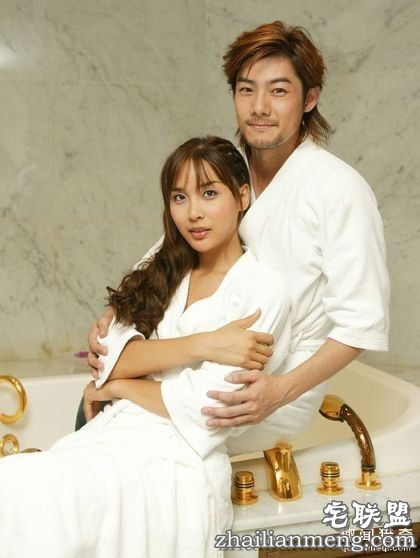 被封为「最美变性人始祖」河莉秀16年来一直进化,42岁冰封美艷让网友叫:「素颜也太美了!」