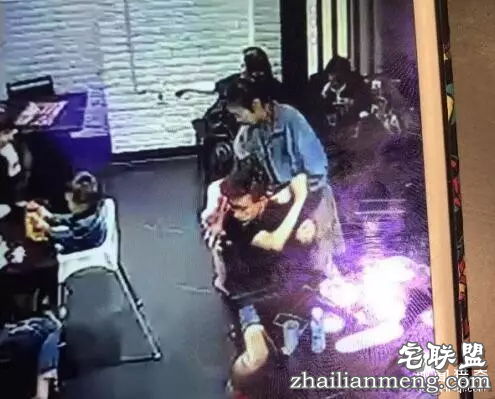 4岁女童饭店内叫喊 邻桌女大学生嫌吵冲上来脚踹