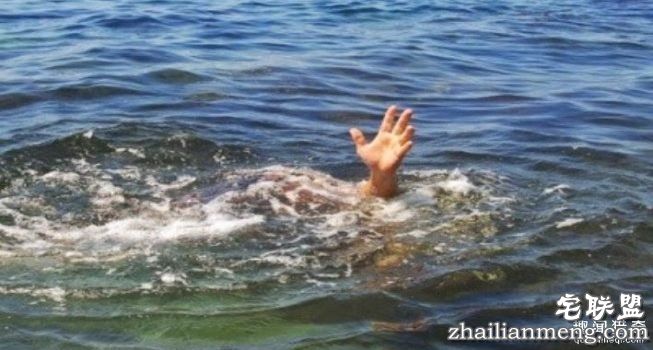 辛巴威牧师带着教友想示範「学耶稣在水上行走」,因信仰不够秒「被3条鳄鱼活吞」...