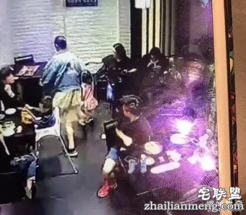 4岁女童饭店内叫喊 邻桌女大学生嫌吵冲上来脚踹