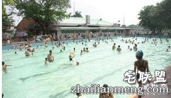 女孩游泳池游泳后怀孕 这中奖概率也太高了