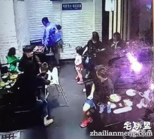 4岁女童饭店内叫喊 邻桌女大学生嫌吵冲上来脚踹