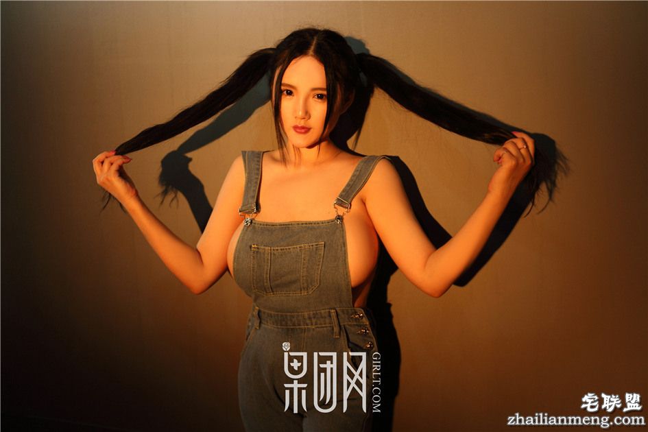 [Girlt果团网] No.003 背带裤性感尤物Kitty梓熙大尺度巨乳图第2张