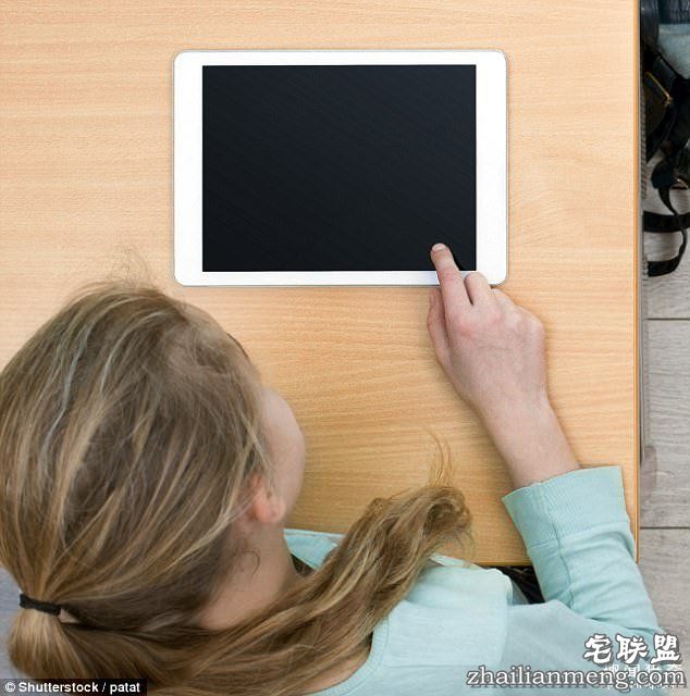 老师发现9岁女童「在学校看色片」想骂她,女童超委屈:「我只是想知道爸爸对我做了什么...」