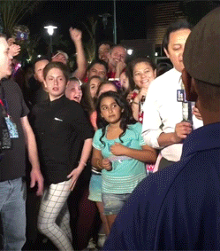 大姐身上的纹身和坐姿就能看的出你有很多故事